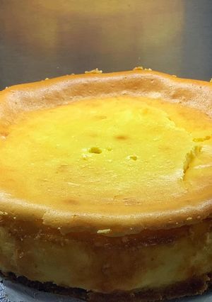 A picture of New York baked cheesecake.