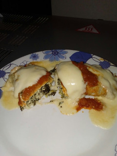 Una foto de Canelones con salsa roja y salsa blanca !!!