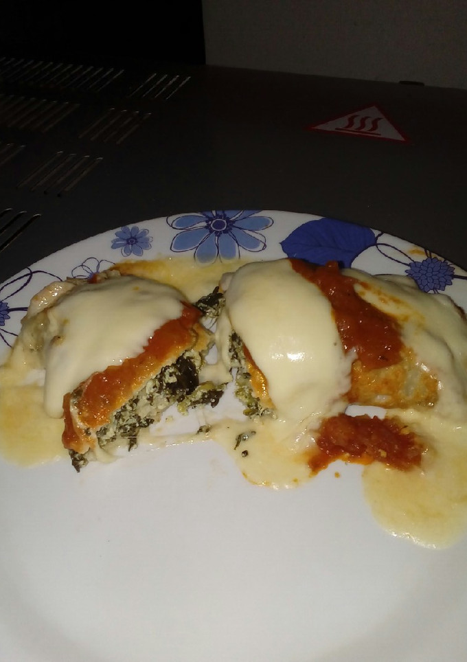 Una foto de Canelones con salsa roja y salsa blanca !!!