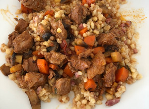 Báránypörkölt zöldségekkel, tarhonyával recept fotója