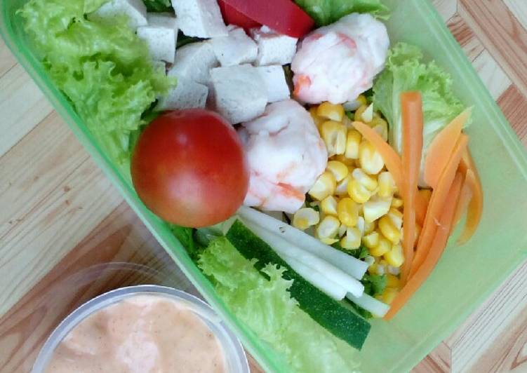 Langkah Mudah Menyiapkan Salad homemade with thousand island dressing Bikin Manjain Lidah