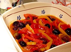 Foto di Peperoni, pomodori,e olive dolci con peperoncino🌶️