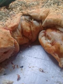 Una foto de Pizza rellena😋
