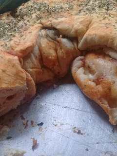 Una foto de Pizza rellena😋