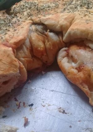 Una foto de Pizza rellena😋