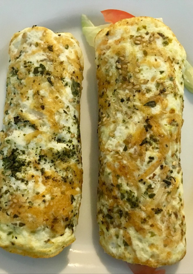 Una foto de Wrap de claras con sésamo y emmental