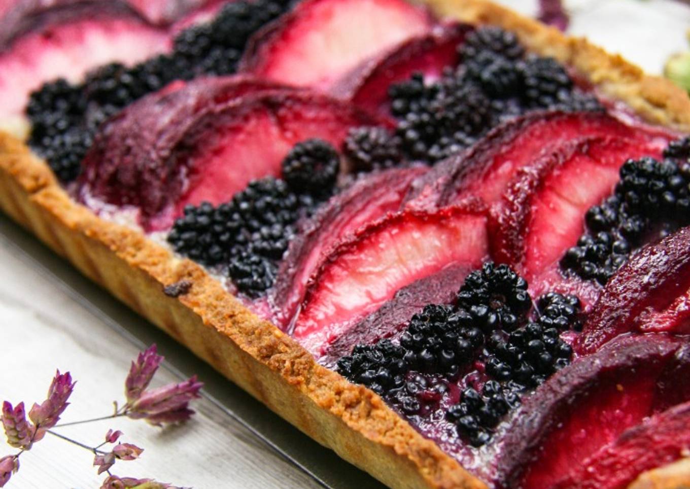 Tarte à la pêche de vigne et aux mûres