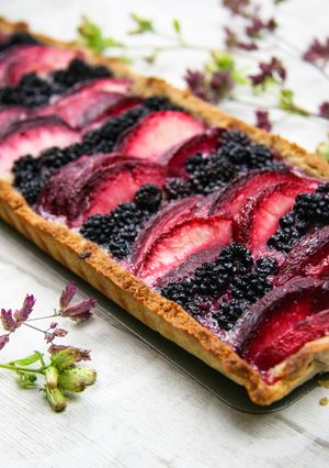 Une photo de Tarte à la pêche de vigne et aux mûres