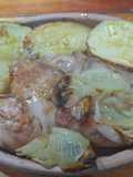 Pollo a la mostaza y vino en cocción lenta con papa y cebolla