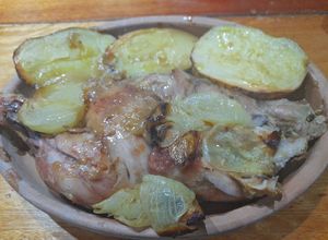 Una foto de Pollo a la mostaza y vino en cocción lenta con papa y cebolla