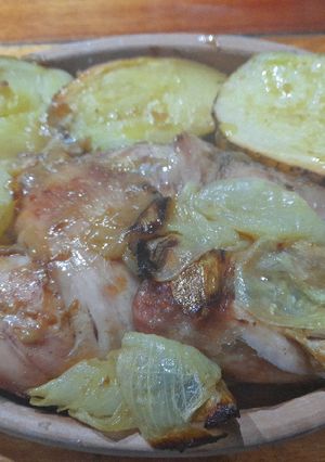 Una foto de Pollo a la mostaza y vino en cocción lenta con papa y cebolla