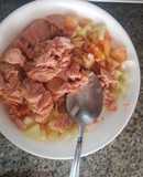 Ensalada de atún con cebolla cabezona, apio, tomate y manzana