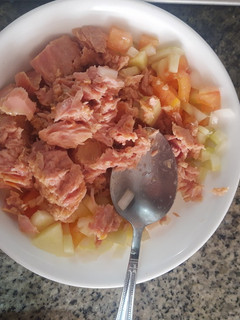 Una foto de Ensalada de atún con cebolla cabezona, apio, tomate y manzana