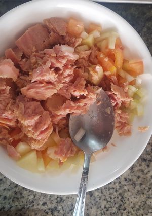 Una foto de Ensalada de atún con cebolla cabezona, apio, tomate y manzana