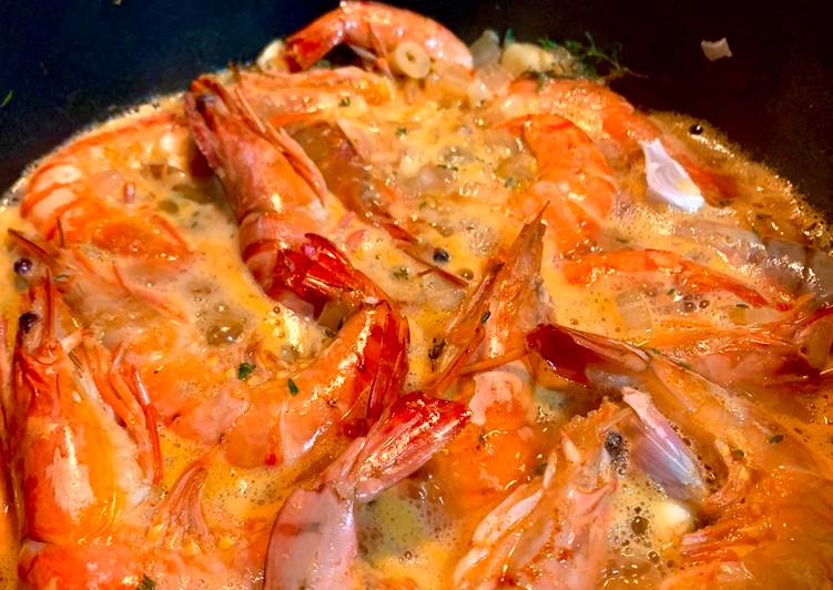 Camarão salteado em molho de cerveja e manteiga - Tudogosreceitas