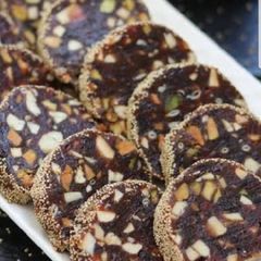 A picture of Khajoor rolls.