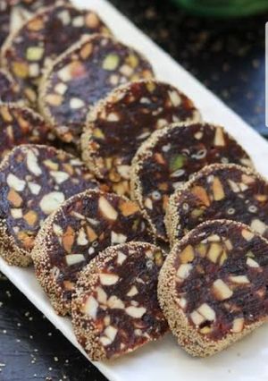 A picture of Khajoor rolls.