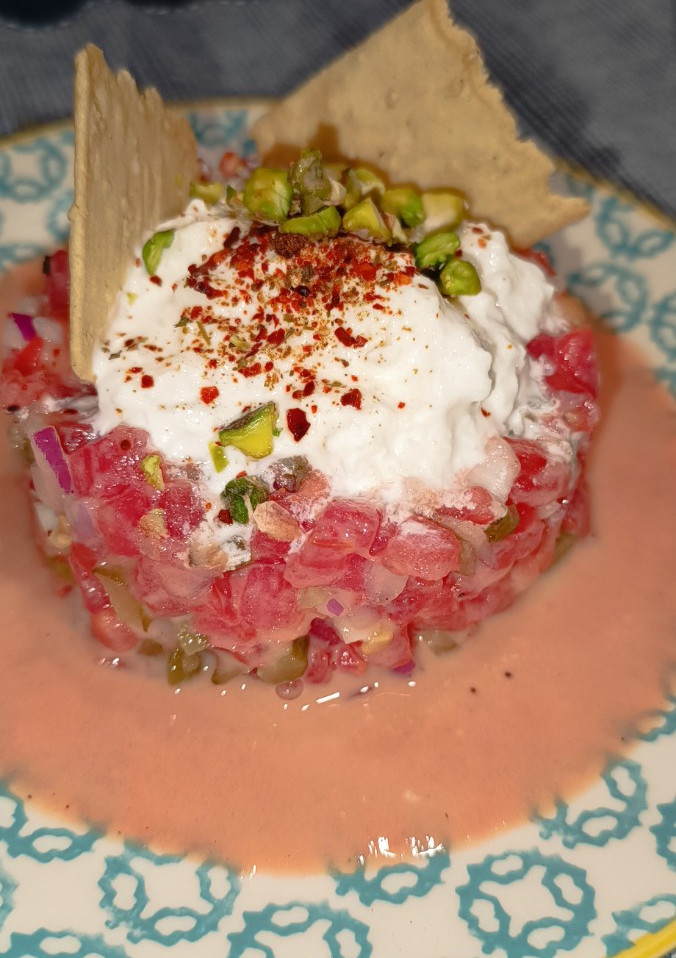 Una foto de Tartar de tomate con stracciatella