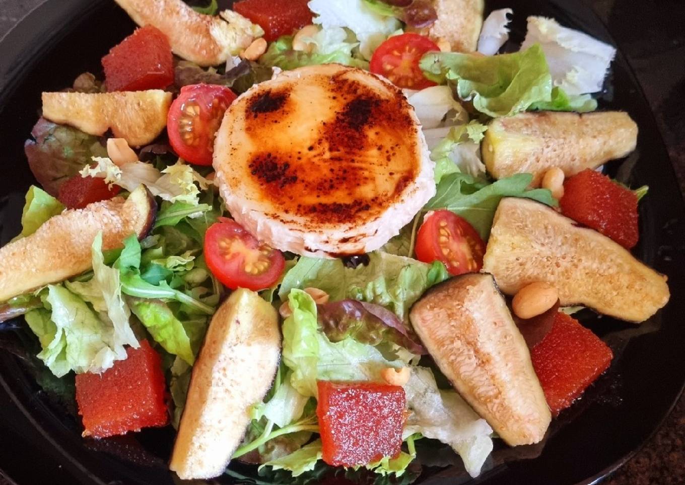 Ensalada de brevas con rulo de cabra gratinado