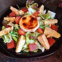 Una foto de Ensalada de brevas con rulo de cabra gratinado