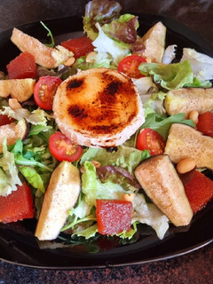 Una foto de Ensalada de brevas con rulo de cabra gratinado