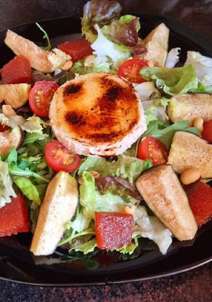 Una foto de Ensalada de brevas con rulo de cabra gratinado