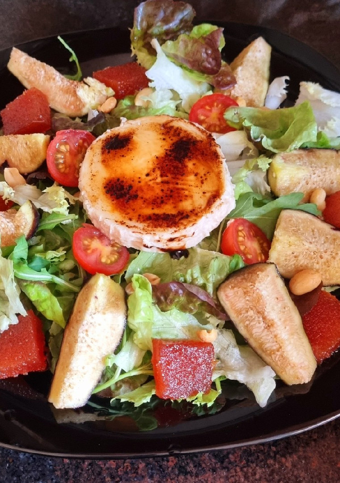 Una foto de Ensalada de brevas con rulo de cabra gratinado