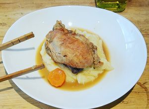 Una foto de Pollo braseado con puré
