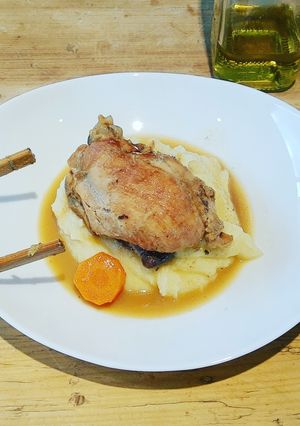 Una foto de Pollo braseado con puré