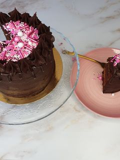 Una foto de Tarta de chocolate rellena de crema de galletas Lotus 🍫