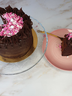 Una foto de Tarta de chocolate rellena de crema de galletas Lotus 🍫