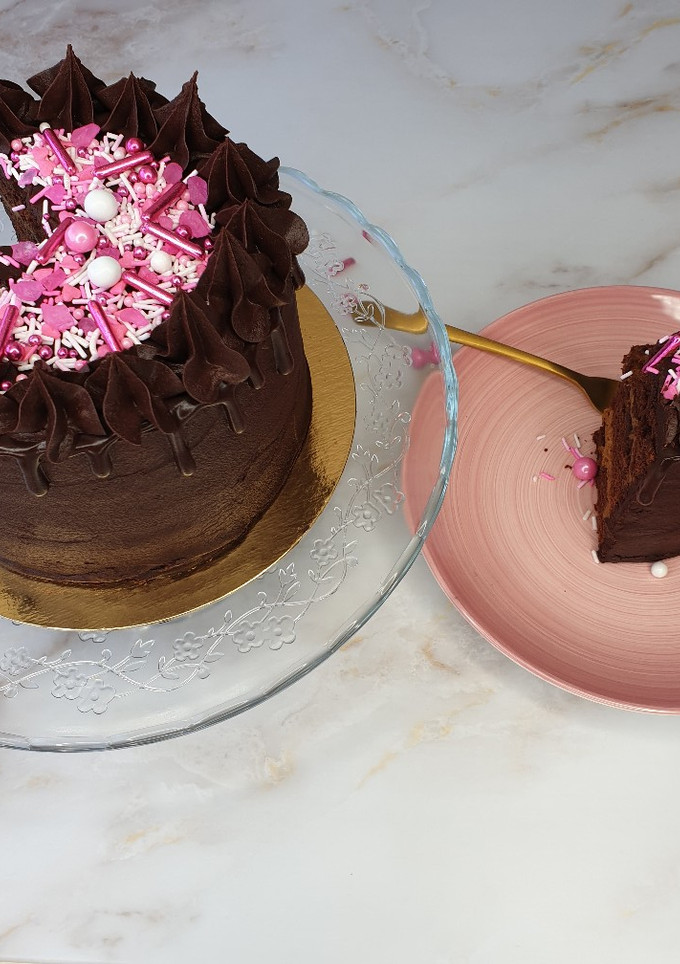 Una foto de Tarta de chocolate rellena de crema de galletas Lotus 🍫