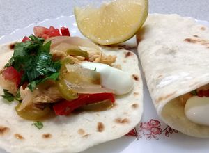 Una foto de Tacos mexicanos de Fajitas de Pollo  🌮