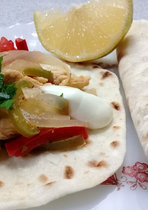 Una foto de Tacos mexicanos de Fajitas de Pollo  🌮