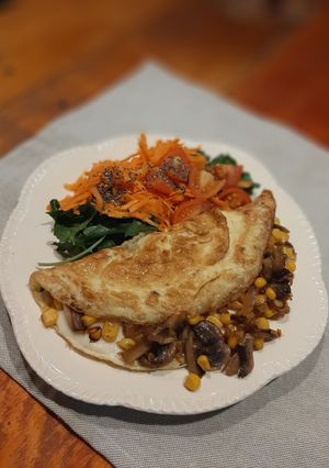 Una foto de Omelette de queso, cebolla, choclo y champignones