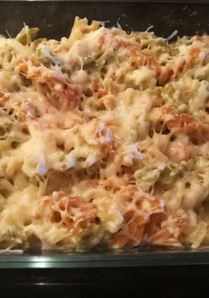 Una foto de Pasta de salsa de queso y salmón ahumado
