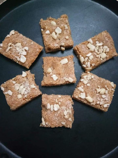 सूजी मूंगफली बर्फ़ी (suji moongfali barfi recipe in Hindi) रेसिपी मुख्य फोटो