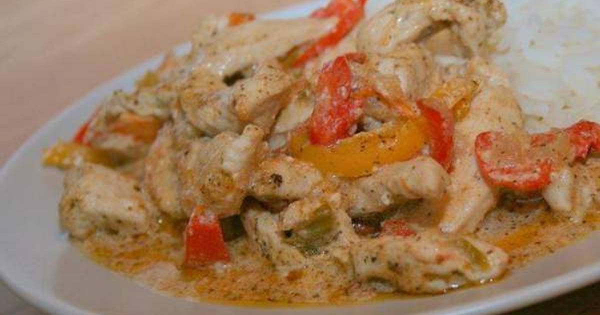 Куриная грудка тушёная с овощами