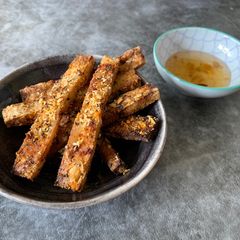 A picture of Tofu chips with plum sauce.