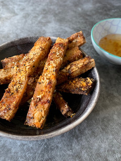A picture of Tofu chips with plum sauce.