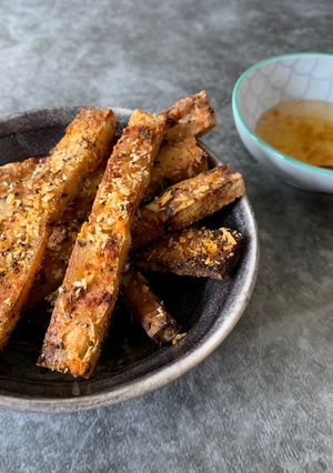 A picture of Tofu chips with plum sauce.