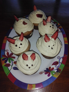 Una foto de Muffins de chocolate y crema con café