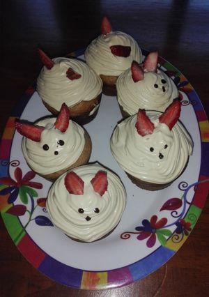 Una foto de Muffins de chocolate y crema con café