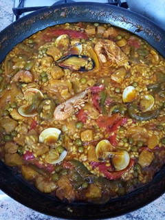 Una foto de Paella de carne y verduras