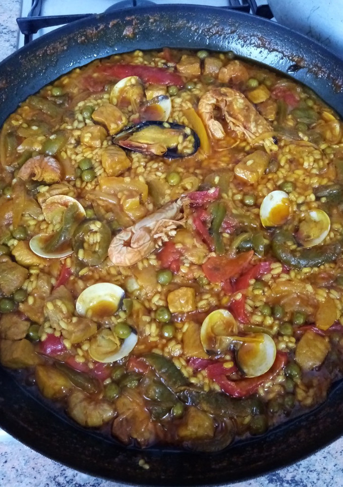 Una foto de Paella de carne y verduras