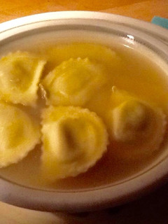 Una foto de Sopa de raviolis frescos rellenos de boletus
