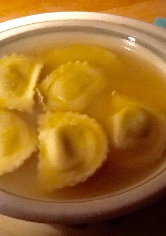 Una foto de Sopa de raviolis frescos rellenos de boletus