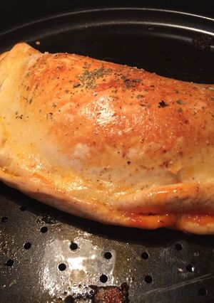 Una foto de Calzone de salchicha italiana