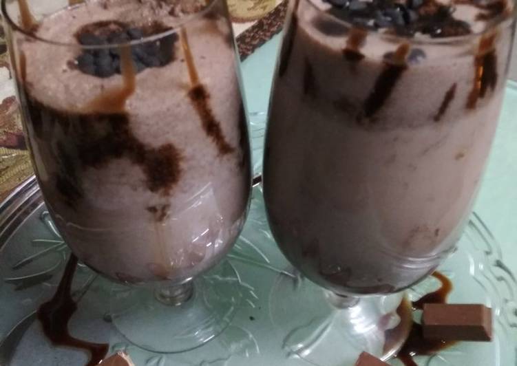 Simple Way to Make Super Quick Homemade Kitkat Shake &#34;Valentine&#39;s Day special&#34;