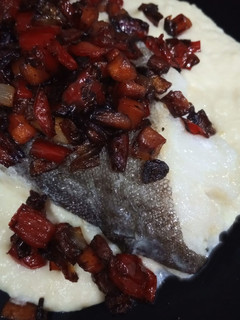 Una foto de Bacalao a la Plancha sobre Parmentier de Manzana y Verduritas al Wok